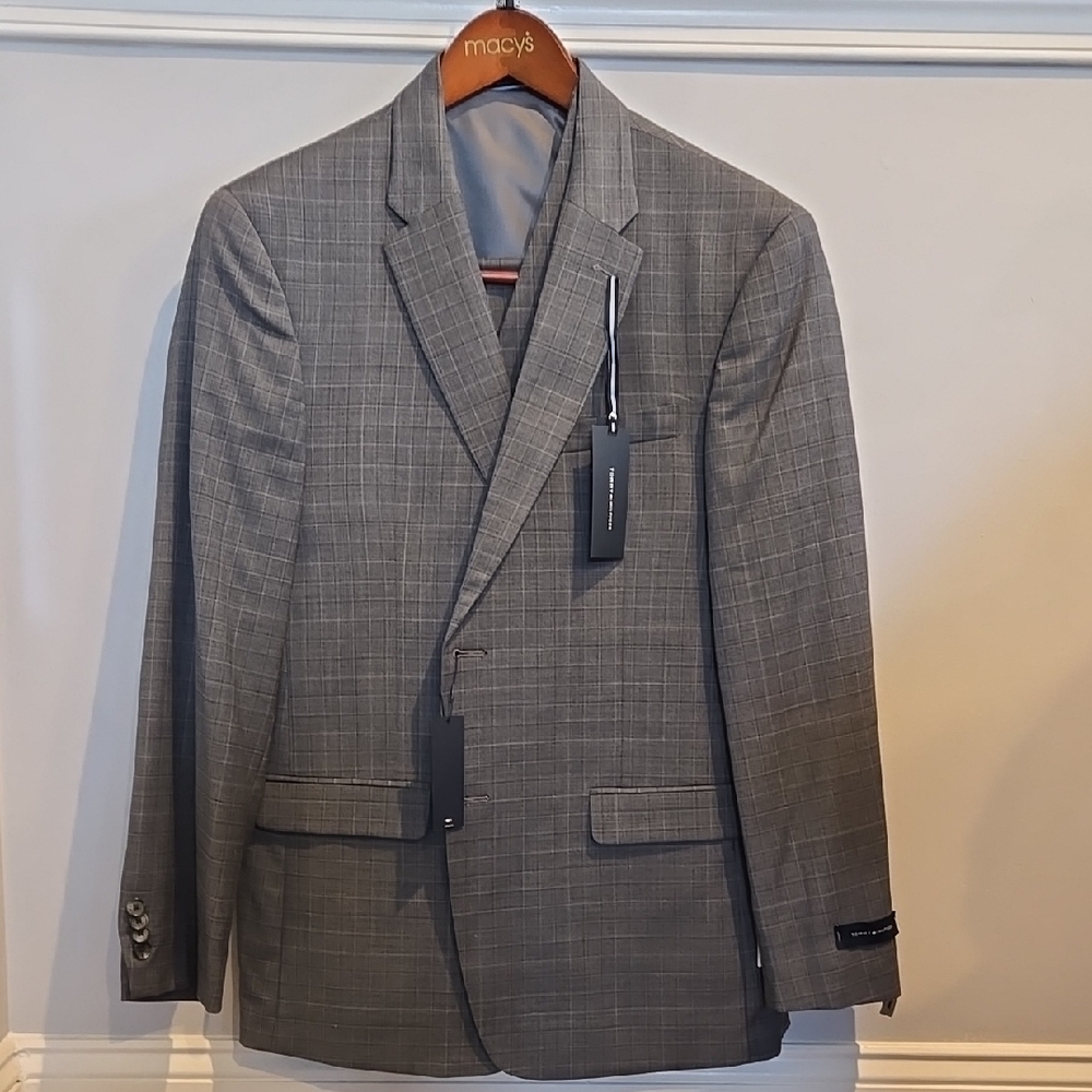 Gray Slim Fit Suit with Modern Tailoring